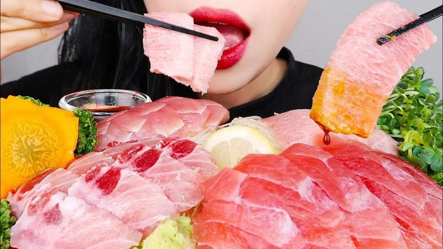 梦见直接咬着吃生鱼_2