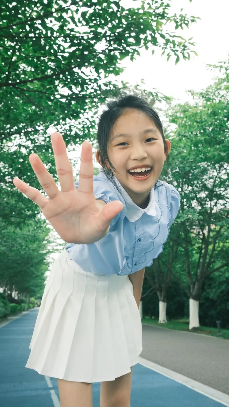 小女孩成绩好挨打_1
