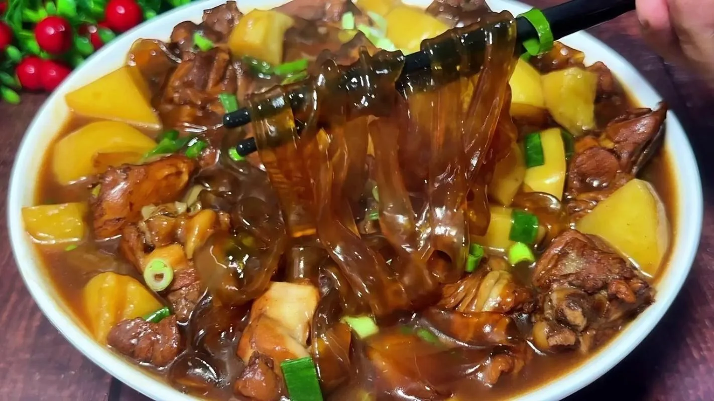鸡腿炖萝卜粉条怎么做_2