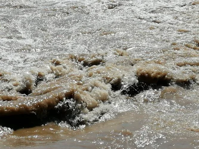 女人梦见河水浑浊上涨_2