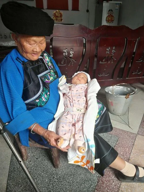 梦见去世奶奶手抱小女婴-梦奶奶抱婴