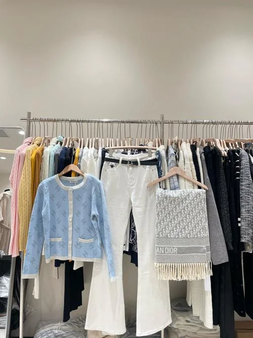 梦见服装店买新衣服穿_1