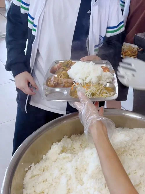梦见在食堂打饭吃_1