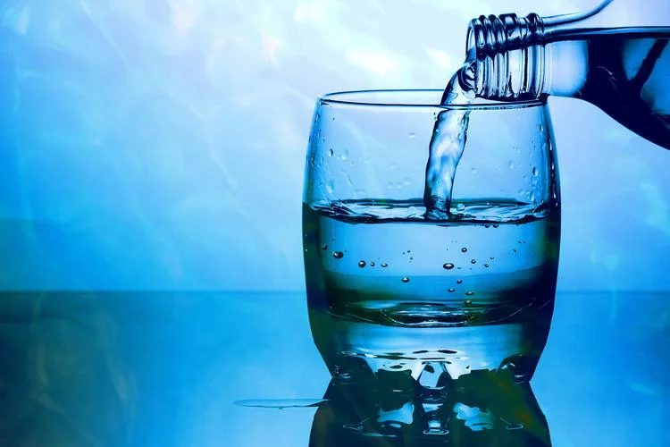 梦见水杯里的水洒了_2