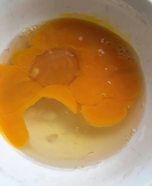 梦到鸡蛋破了三个蛋黄_2