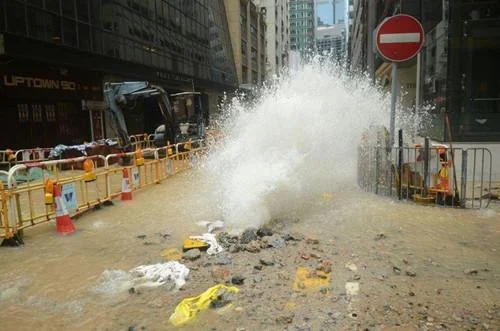 梦到水管爆了_2
