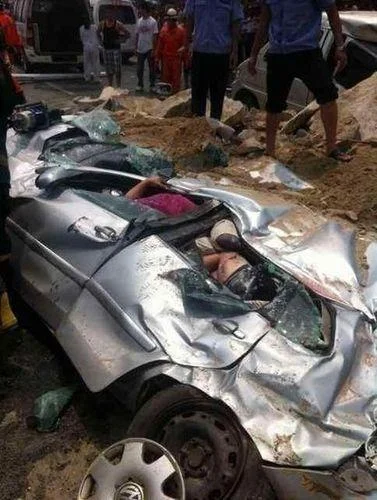 梦见开车翻车压人了_1