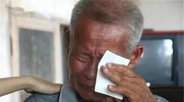 梦见死去的老人哭_1