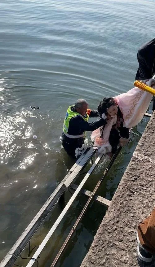 梦到溺水被别人救了-梦见落水获救