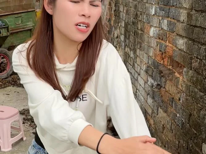 女大抱金砖下一句_1
