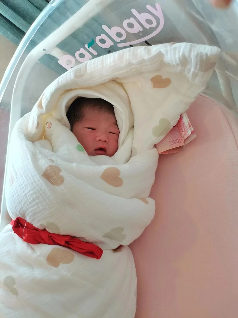 小侄女刚出生该送什么_1
