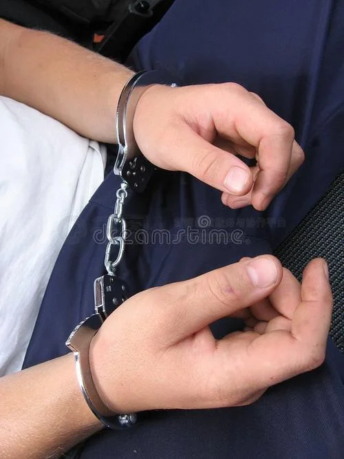 梦见被警察抓戴手铐_1
