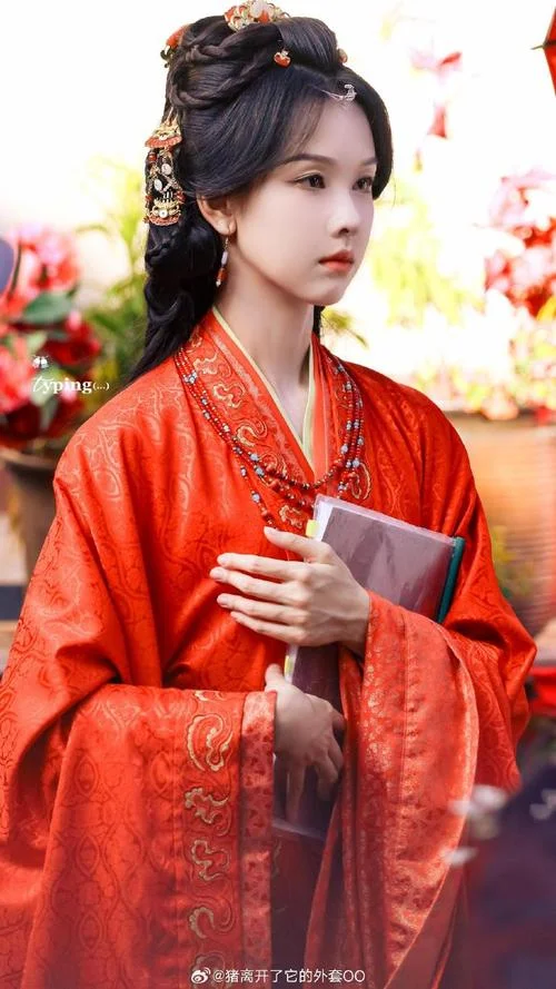 衣妆楚楚的出处_1