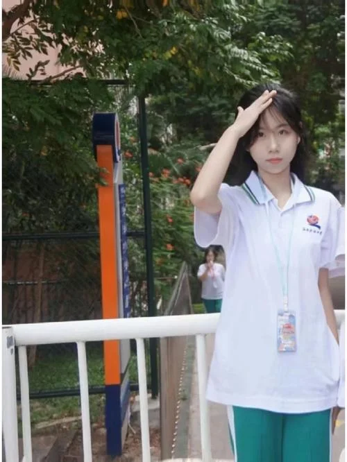 汕头市华侨中学女生_1