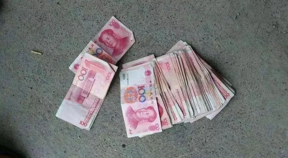 梦见地上有钱-梦拾遗财