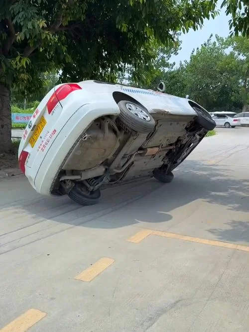 梦见车翻了人没事_1